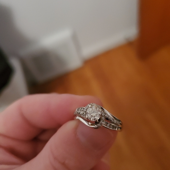 Engagement ring - Picture 2 of 3